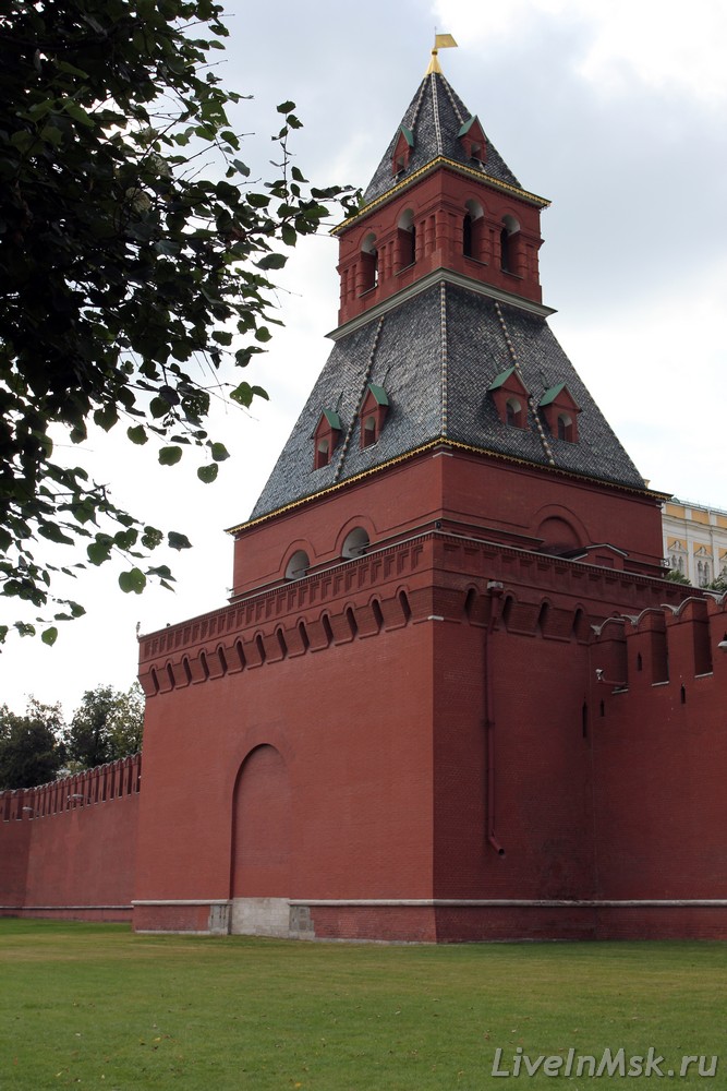 Тайницкая башня Московского Кремля, фото 2015 года