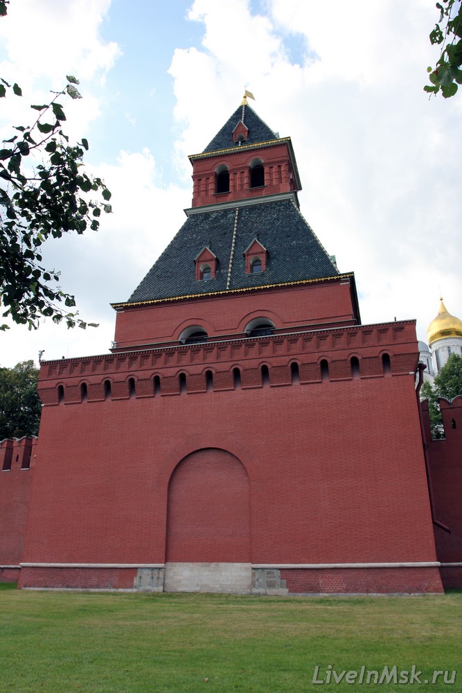 Тайницкая башня Московского Кремля, фото 2015 года