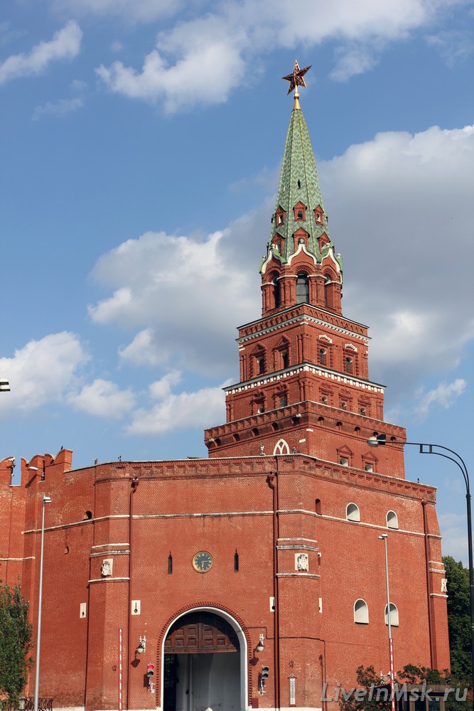 Боровицкая башня Московского Кремля, фото 2015 года
