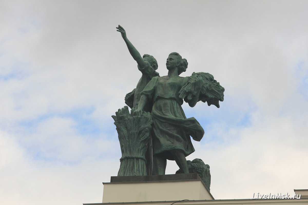 Статуи на павильоне №1, фото 2019 года