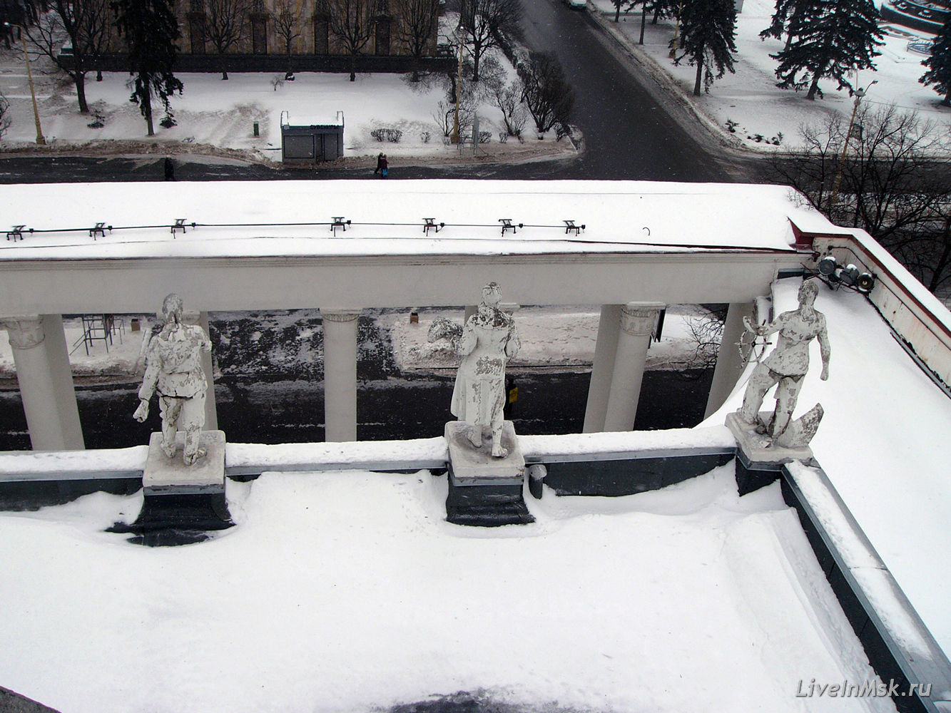 Скульптуры павильона «Беларусь» с крыши