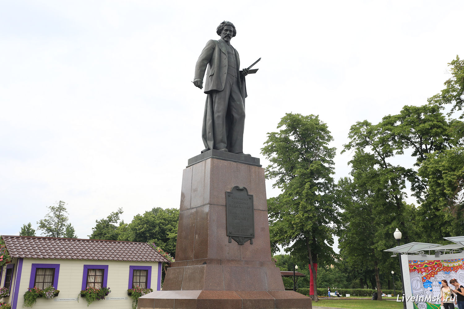 Памятник Илье Репину, фото 2014 года
