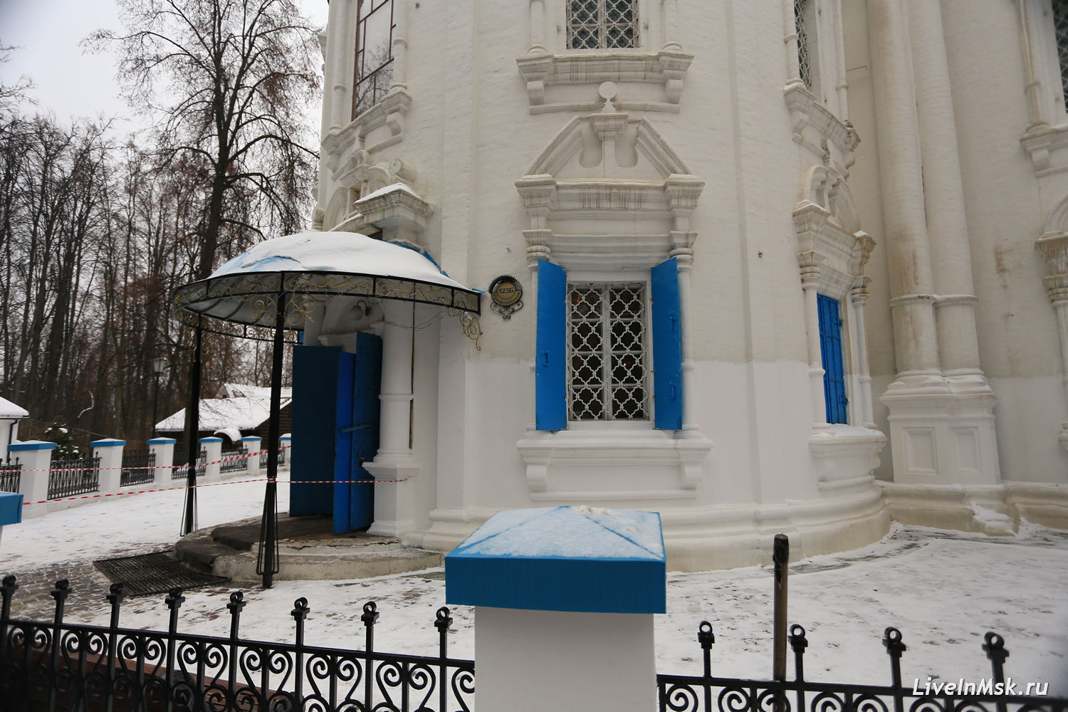 Крыльцо Казанского храма в Узком