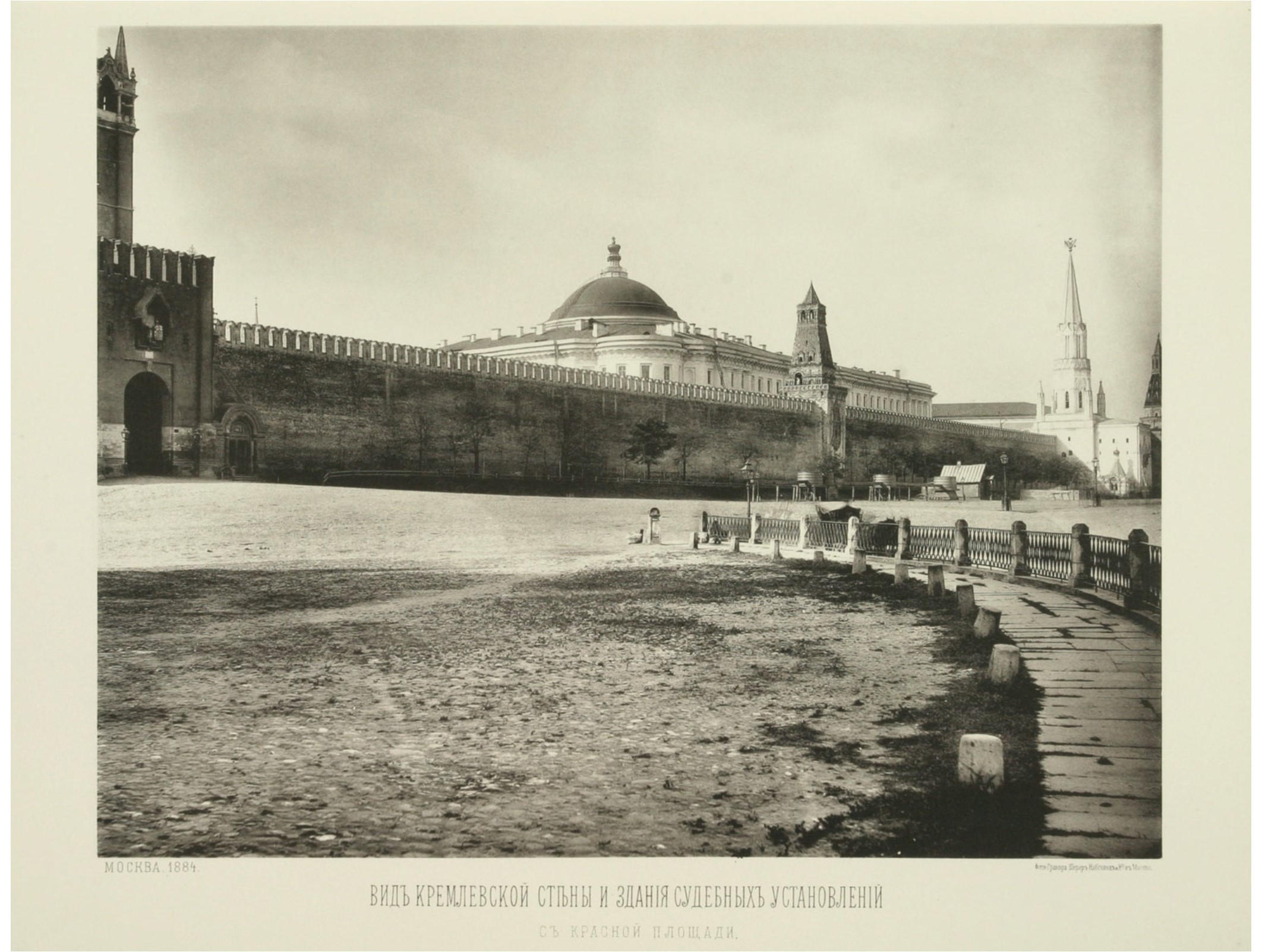Вид Кремлевской стены из здания Судебных установлений