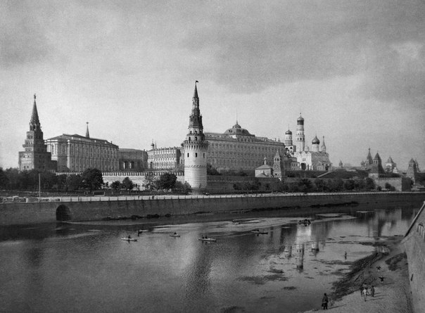 Вид Кремля из-за Москвы-реки