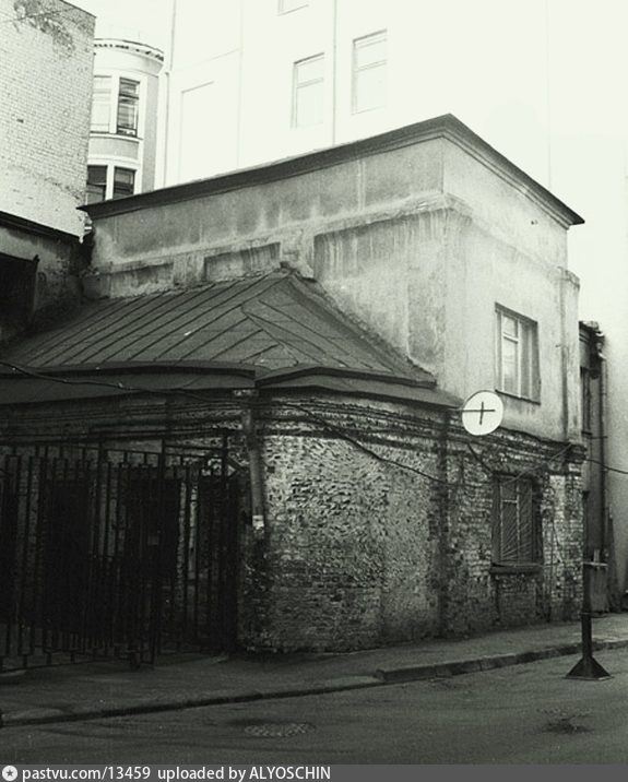 Церковь Космы и Дамиана в Старопанском переулке в 1995 году
